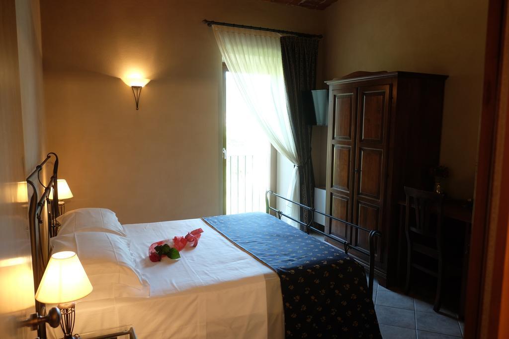Hotel Le Botti Guarene Exterior foto